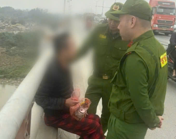 Kip thoi giai cuu nam thanh nien co y dinh nhay cau Thanh Tri