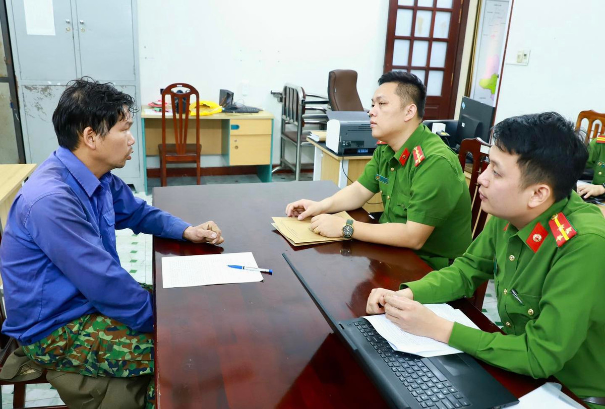 Bat doi tuong di o to trom day cap vien thong o Tuyen Quang