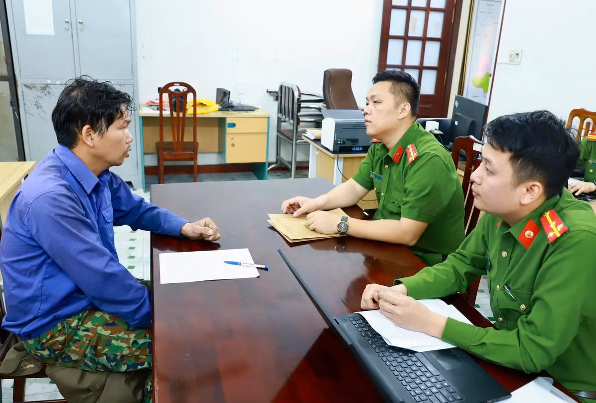 Bat doi tuong di o to trom day cap vien thong o Tuyen Quang