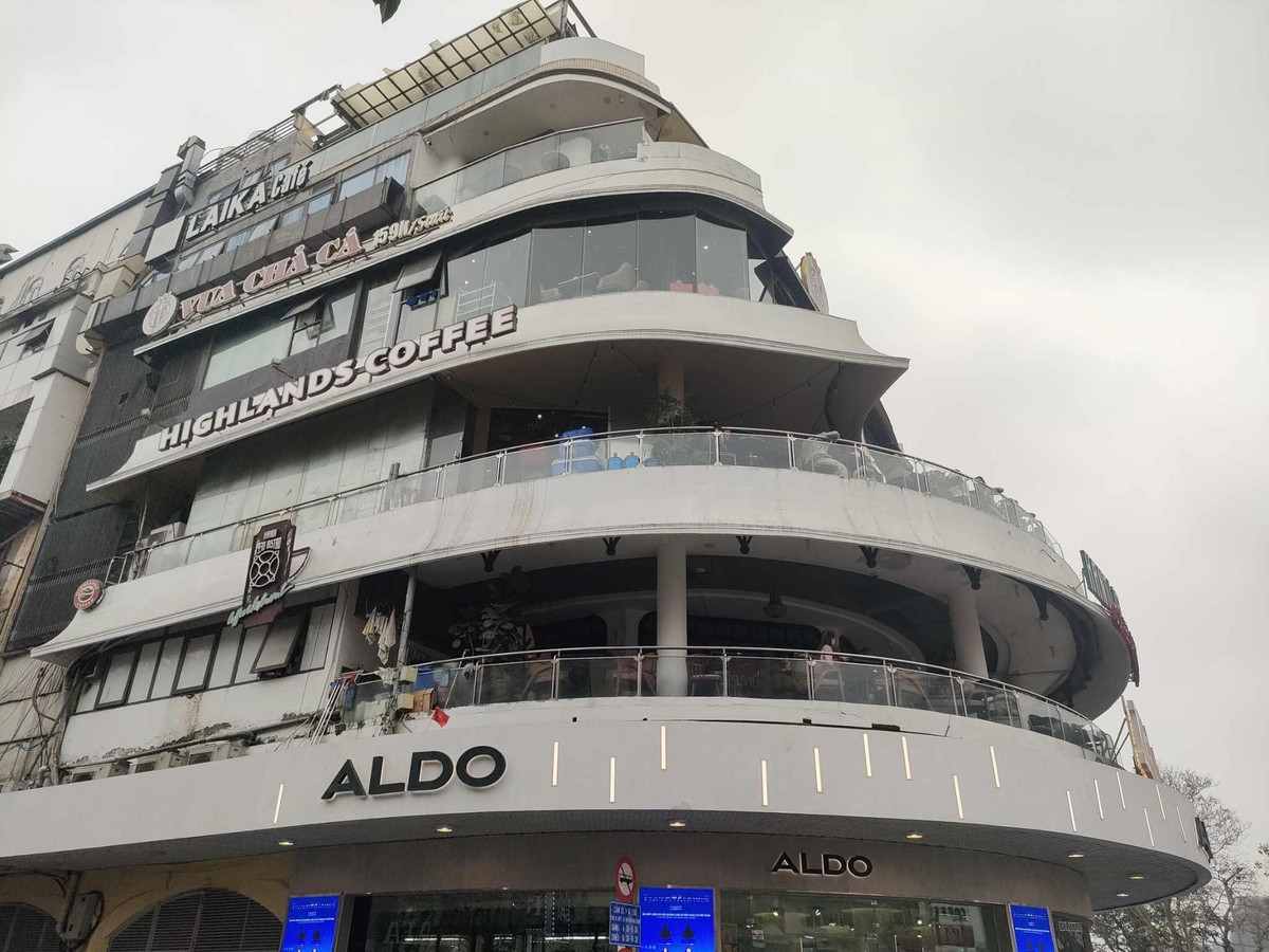 Theo đó, lãnh đạo UBND TP Hà Nội tán thành phương án đề xuất phá bỏ tòa nhà “Hàm cá mập”, đề xuất không gian ngầm tại khu vực quảng trường Đông Kinh - Nghĩa Thục hiện có và không gian mở rộng sau khi phá bỏ tòa nhà này. 