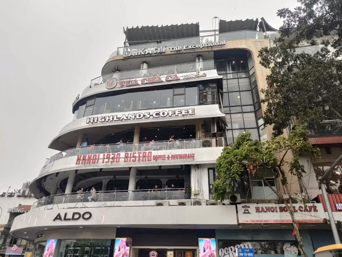 Đồng thời nghiên cứu xây dựng khoảng 3 tầng hầm tại khu vực này, đề xuất cụ thể chức năng sử dụng tầng hầm theo hướng bố trí không gian văn hóa, thương mại tại tầng hầm 1, khu vực đỗ xe tại tầng hầm 2 và tầng 3. Trường hợp không bố trí đỗ xe, có thể sử dụng thành không gian lưỡng dụng. 