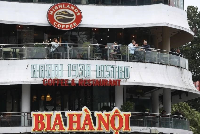 Tòa nhà "Hàm cá mập" có 6 tầng, trong đó tầng 2 đến tầng 5 là các nhà hàng, quán cà phê.