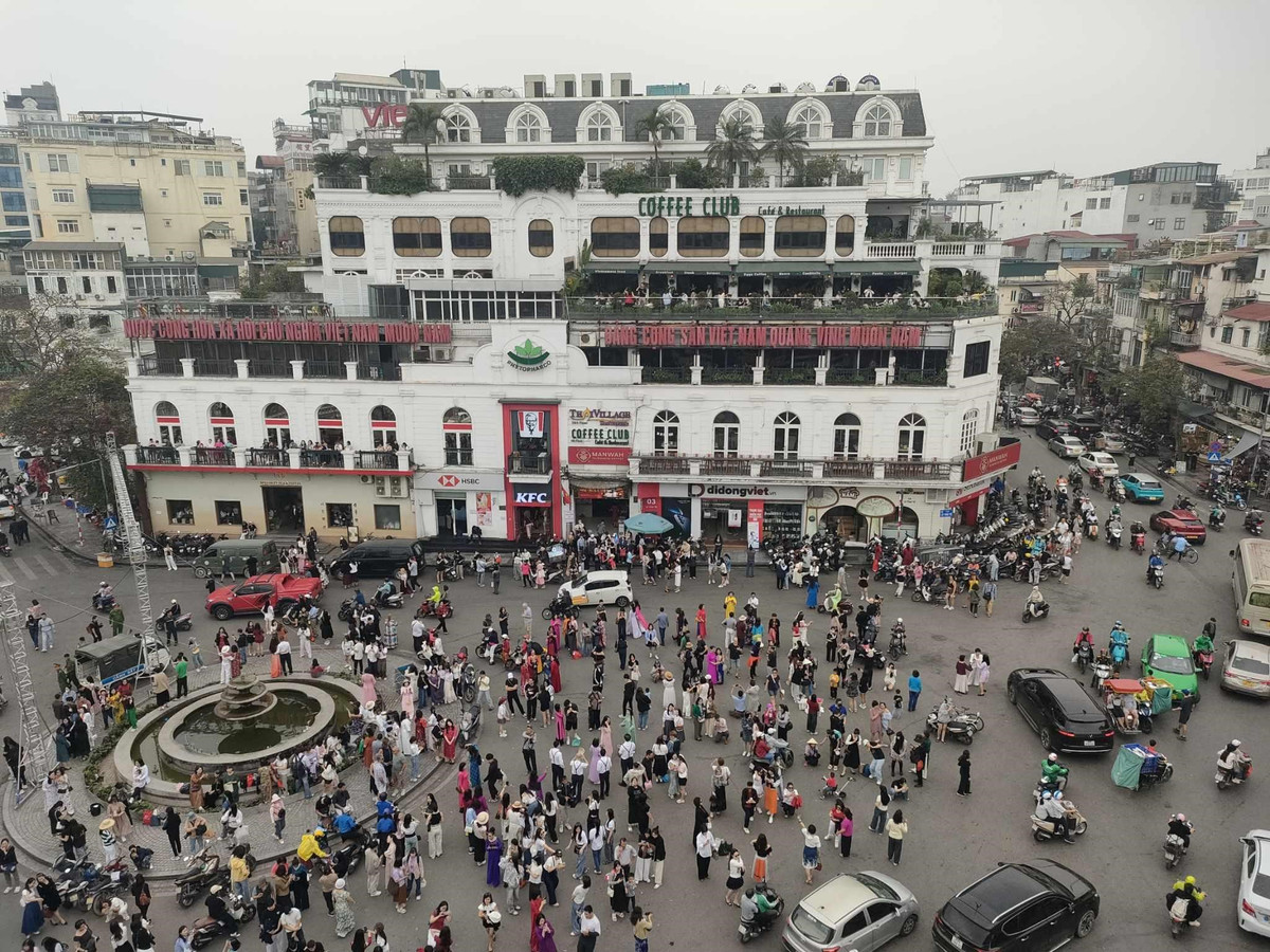 Sau khi có thông tin tòa nhà "Hàm cá mập" sẽ bị dỡ bỏ trước ngày 30/4/2025, rất đông người tranh thủ đến đây để lưu lại những khoảnh khắc cuối cùng trước khi tòa nhà bị dỡ bỏ.