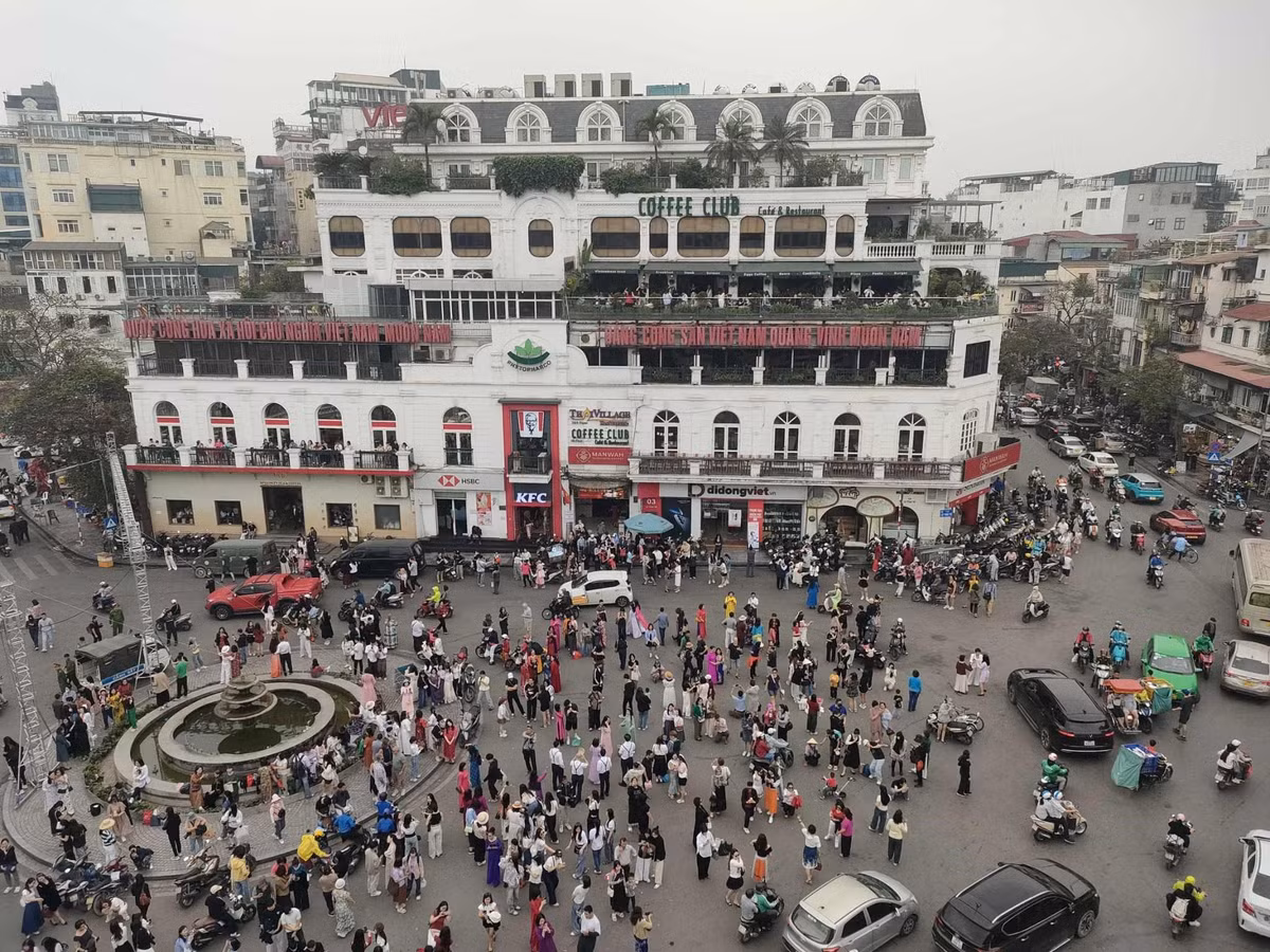 Sau khi có thông tin tòa nhà "Hàm cá mập" sẽ bị dỡ bỏ trước ngày 30/4/2025, rất đông người tranh thủ đến đây để lưu lại những khoảnh khắc cuối cùng trước khi tòa nhà bị dỡ bỏ.