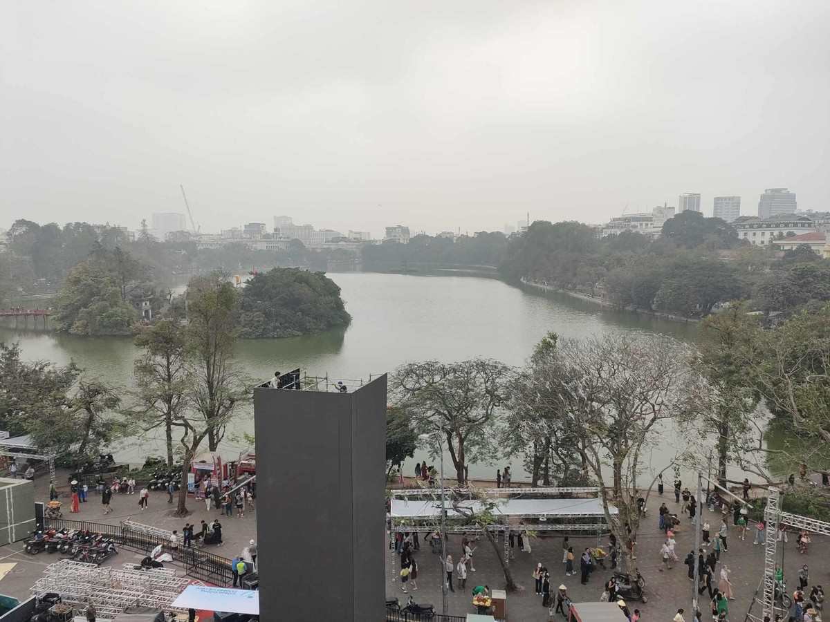 Mặt trước tòa nhà hướng ra Quảng trường Đông Kinh Nghĩa Thục, mặt trái hướng ra bờ Hồ Hoàn Kiếm.