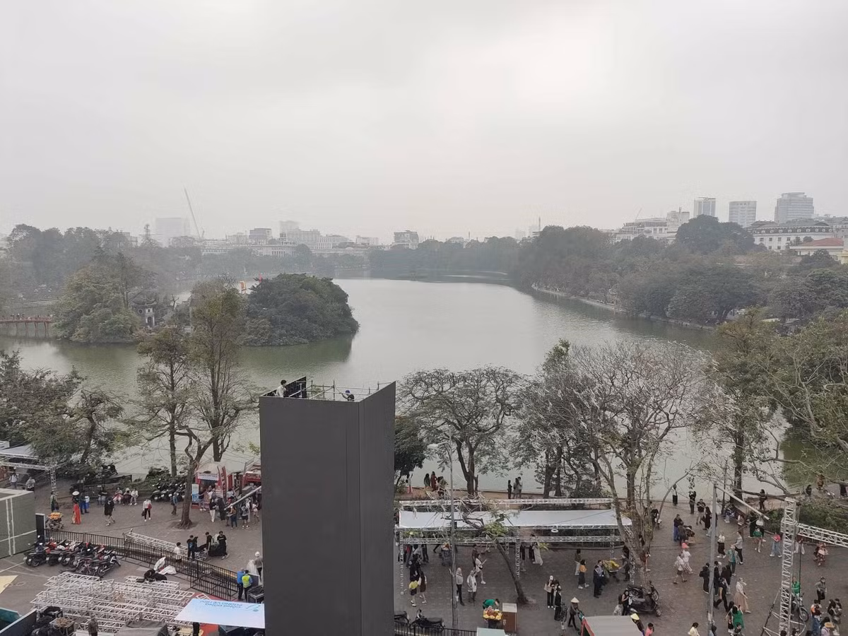 Mặt trước tòa nhà hướng ra Quảng trường Đông Kinh Nghĩa Thục, mặt trái hướng ra bờ Hồ Hoàn Kiếm.