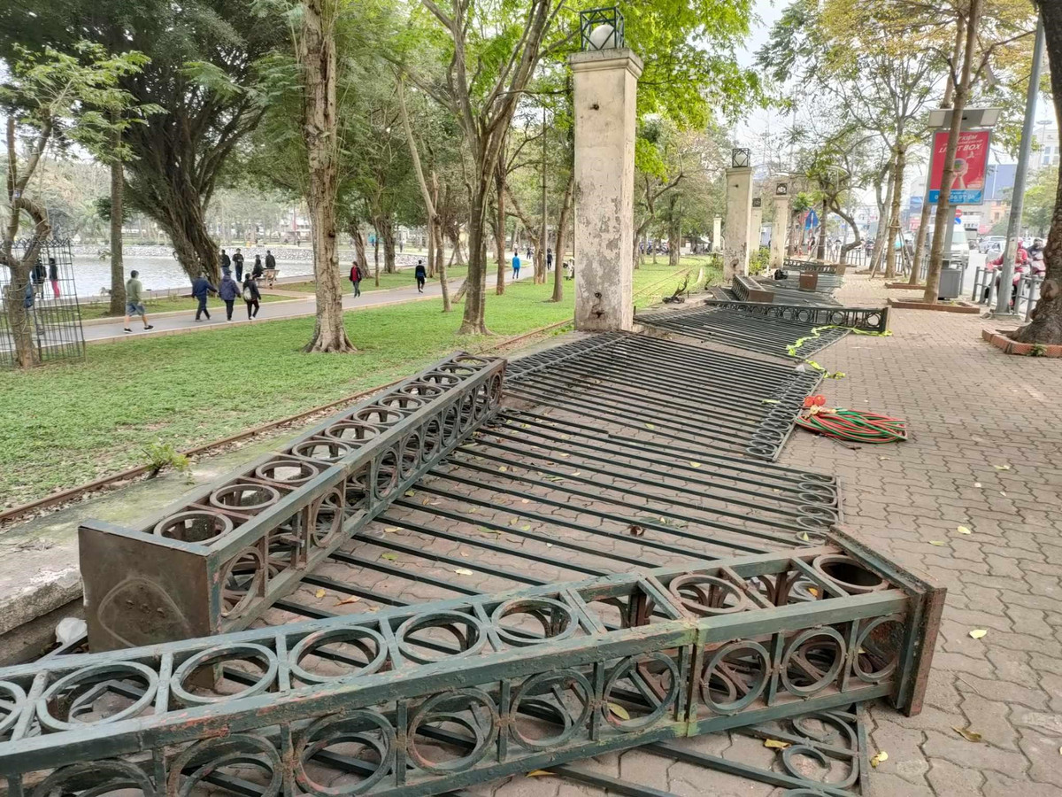 Chủ đầu tư cho biết, hàng rào và trụ quanh công viên sẽ được hạ toàn bộ. Chân tường gạch cũng được tháo dỡ, phía trên lát đá tự nhiên. Khu vực này cũng sẽ được bổ sung thêm đèn chiếu sáng.