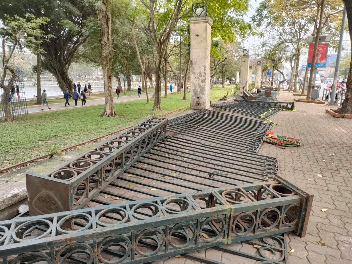 Chủ đầu tư cho biết, hàng rào và trụ quanh công viên sẽ được hạ toàn bộ. Chân tường gạch cũng được tháo dỡ, phía trên lát đá tự nhiên. Khu vực này cũng sẽ được bổ sung thêm đèn chiếu sáng.