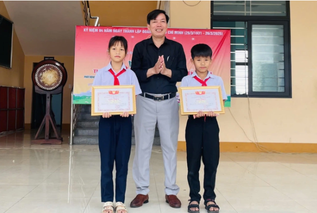 Hai hoc sinh o Quang Tri nhat duoc 1 cay vang, tra lai nguoi danh roi