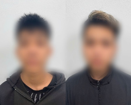 Bắt 2 đối tượng cầm dao nhọn đi trên đường, “thách thức” Công an Bat 2 doi tuong cam dao nhon di tren duong, “thach thuc” Cong an