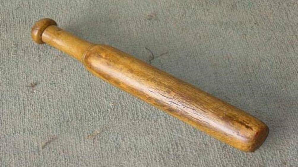 Sau khi nhận được sự đồng ý của K., H lấy chiếc chày bằng gỗ và một đoạn gậy gỗ có độ dài khoảng 60 – 70 cm đưa cho K. Sau đó, K. cầm gậy gỗ đứng trước cửa nhà, còn H. vào nhà cầm chày gỗ vụt liên tiếp 4 – 5 nhát vào người ông Tạ Xuân H. đang nằm ngửa trên giường. Ông H. lao ra khỏi giường, thì bị K. chặn lại, cầm gậy gỗ xông tới vụt liên tiếp vào lưng. Lúc này, H. chạy ra đuổi kịp, vụt thêm 2 nhát vào gáy khiến ông H. ngã xuống nền nhà. H. chạy ra ngoài lấy sợi dây đai của áo rét làm bằng vải, dài gần 1m quấn vào cổ ông H. rồi cùng K. kéo mạnh. (Ảnh minh họa, nguồn internet)