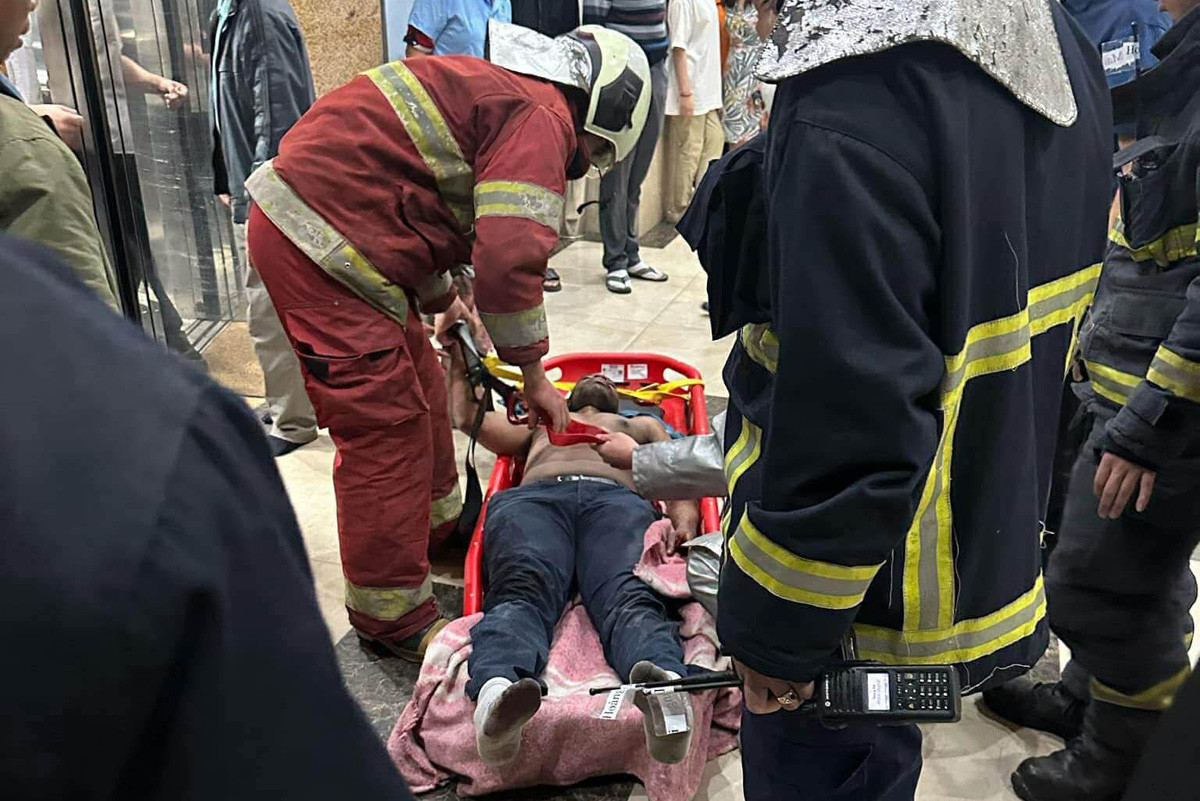 Ha Noi: Cuu nguoi dan ong nhay tu tang 5 chung cu