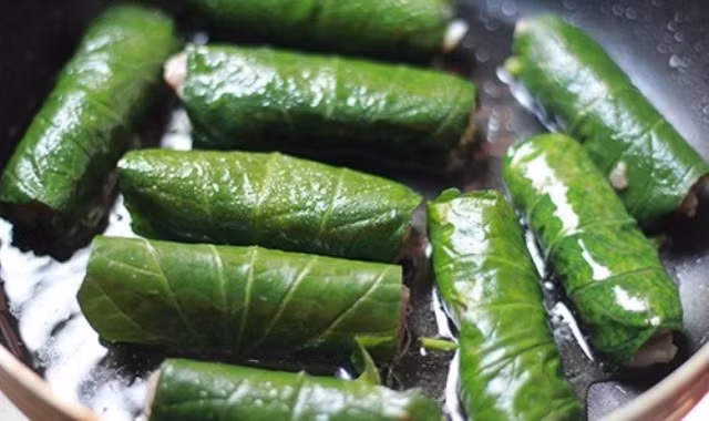 Cách nấu: Lấy một nhúm thịt xay xào lên sau đó cho nước vào nấu canh bí xanh. Số thịt xay còn lại trộn với gia vị sau đó bọc lá lốt để làm chả lá lốt.