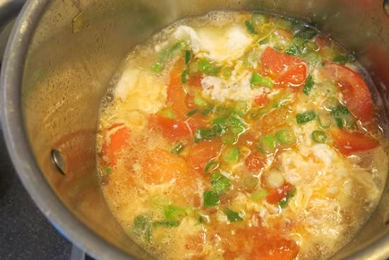 Cách chế biến: Trứng cà chua nấu canh, thịt gà rang gừng mặn, đỗ thái chéo xào làm rau.