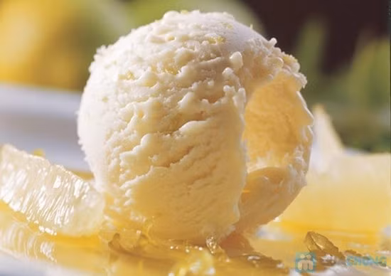  Bước 6: Sau khi cho nhân kem vào bánh, bạn dùng màng bọc thực phẩm bọc lại từng chiếc bánh lại để các phần bột không dính vào nhau. Sau đó bạn cho từng chiếc bánh vào ngăn đá tủ lạnh.