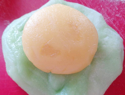  Bước 4: Sau khi nhào bột kĩ với bột sống bạn hãy dùng dao chia khối bột thành 6 - 8 phần bằng nhau và viên tròn lại.