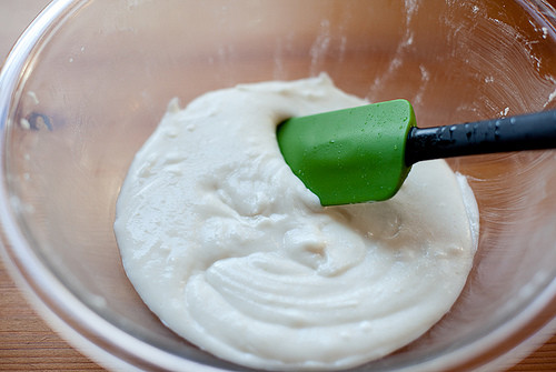 Bước 1: Bạn cho tất cả nguyên liệu bột nếp, mứt trái cây, đường, mật ong vào bát inox, sau đó đánh đều để các thành phần trộn đều vào nhau.