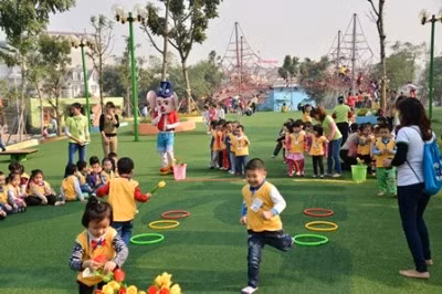 Ví dụ, có thể bạn thích con chơi cầu trượt, chơi bập bênh như các bạn nhưng có thể bé lại chỉ thích nhìn cây cỏ, ngắm cảnh vật và là người đẩy đu quay cho các bạn thì hãy tôn trọng để con làm điều mình muốn.