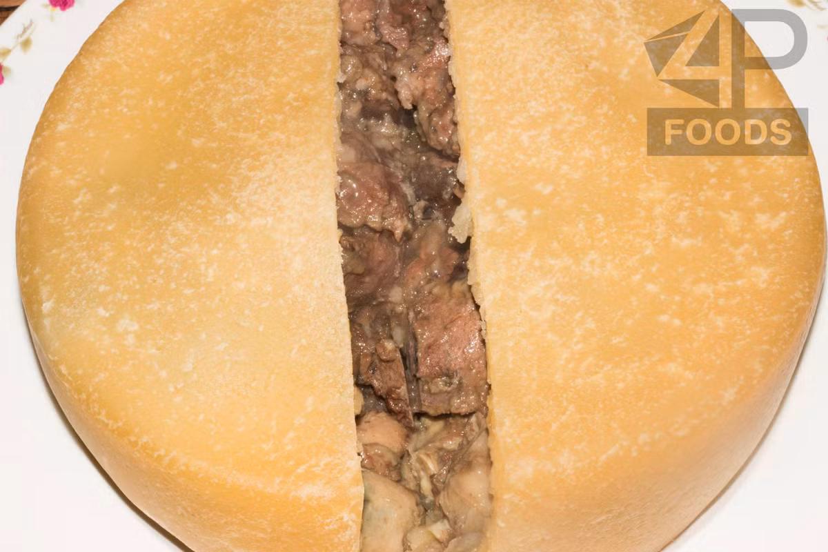 Nguyên liệu cho món bánh pudding mặn hấp gồm có: Gan heo, thịt thăn bò, 5 con hàu sống, hành tây 2 củ, hành tía, nấm đông cô tươi, vỏ bánh làm sẵn.