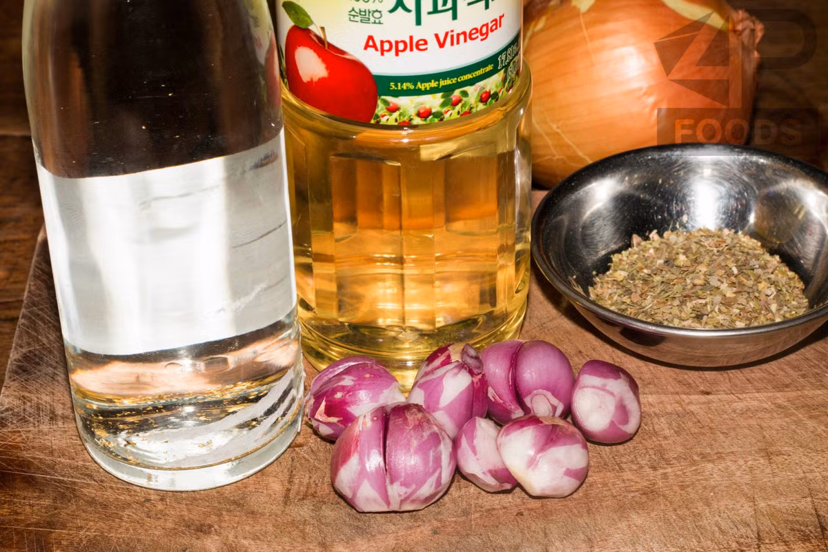 Gia vị chuẩn bị: 50ml rượu sake, 2 muỗng ăn cơm giấm táo, một ít hành tím băm nhuyễn.