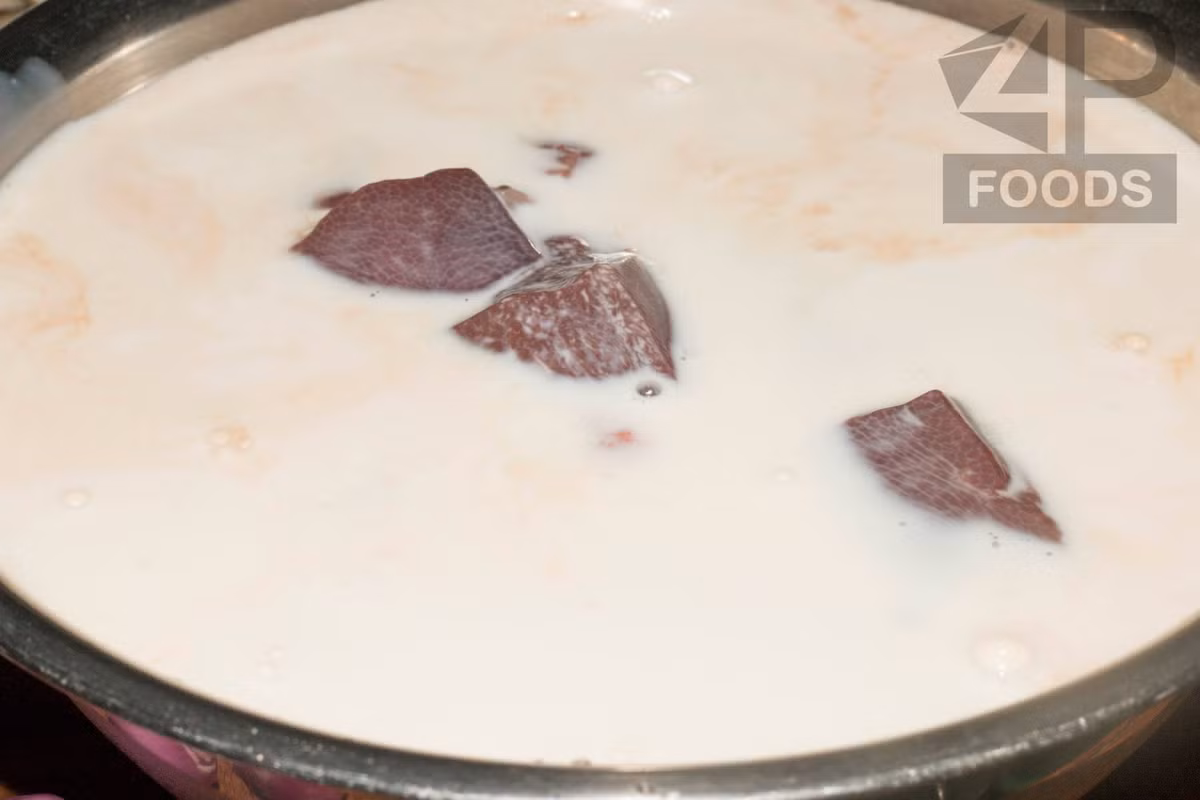 Cách chế biến món bánh pudding. Đầu tiên bạn cho gan heo vào ngâm trong sữa tươi khoảng 30 phút để bớt chất độc và làm cho gan có mùi thơm.