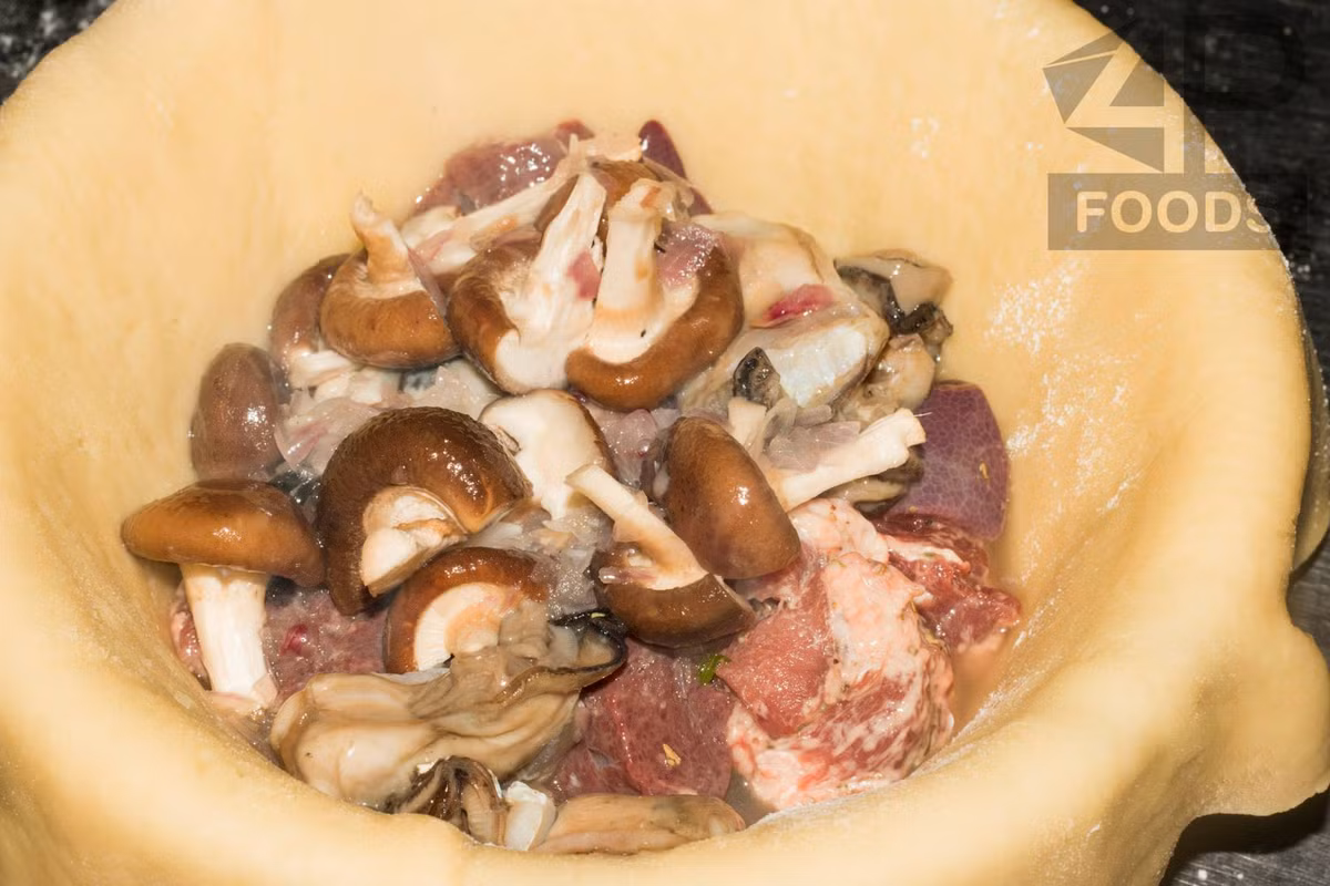 Trút toàn bộ số nấm đã xào vào.