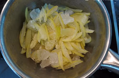 Vỏ bưởi là thành phần quan trọng, linh hồn của món ăn này Vỏ bưởi là thành phần quan trọng, linh hồn của món ăn này