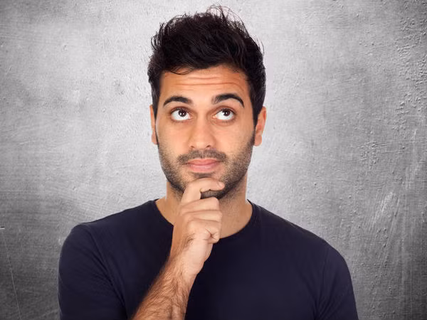 Chàng liên tục tỏ vẻ trầm tư và thỉnh thoảng để lộ vẻ bất thần trên gương mặt cũng là biểu hiện cho thấy chàng đang bối rối trong lòng.c