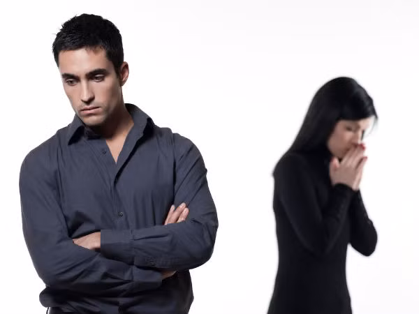 Chàng mỉm cười với bạn mỗi khi hai người gặp ánh mắt nhau nhưng thỉnh thoảng lại cố tình làm ngơ và ngó sang phía khác để tránh ánh nhìn của bạn. Đó cũng là dấu hiệu cho thấy chàng đang trong tâm trạng bối rối. 