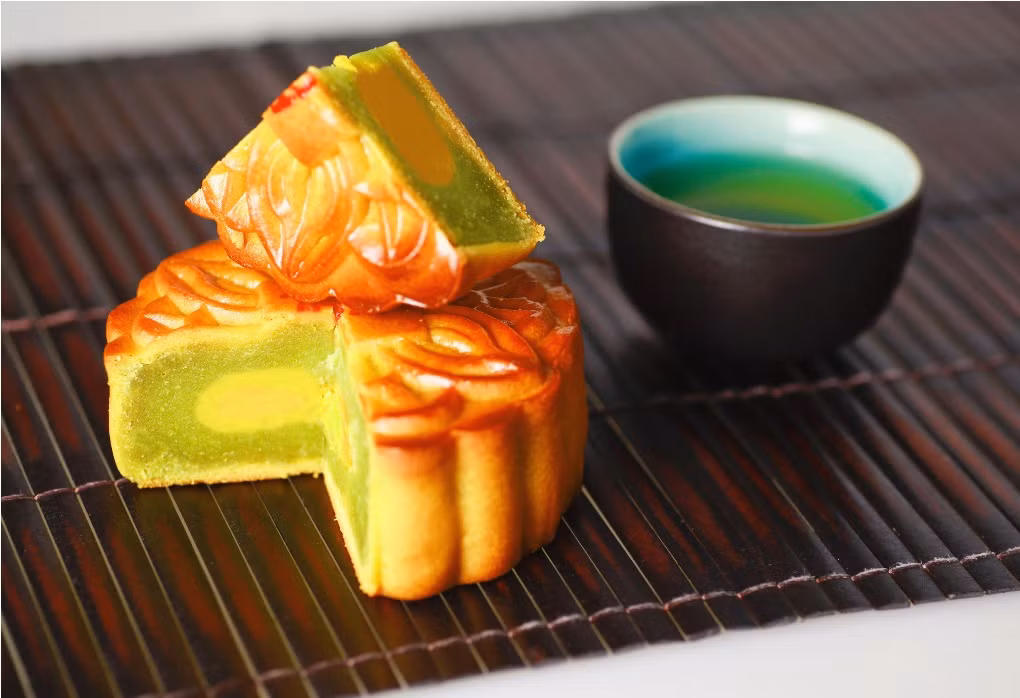 Khi đường tan hết, bạn có thể vớt phần hoa và cuống hoa ra ngoài. Sau 10 ngày, bạn nên bảo quản nước hoa bưởi trên ngăn mát tủ lạnh để dùng cho các món chè, bánh trong suốt cả năm.