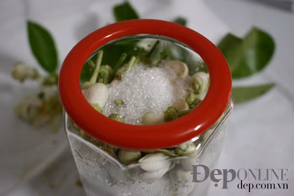 Bước 4: Xếp lần lượt một lớp hoa đến một lớp đường cho đến khi đầy hũ và kết thúc bằng lớp đường ở phía trên cùng. Ảnh: Dep.com.vn 