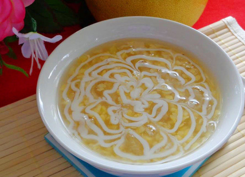 Bước 5: Đậy kín nắp hộp, cứ để như thế trong khoảng 10 – 15 ngày ở nhiệt độ phòng là bạn có nước hoa bưởi dùng để làm bánh trung thu hoặc các món chè, bánh.