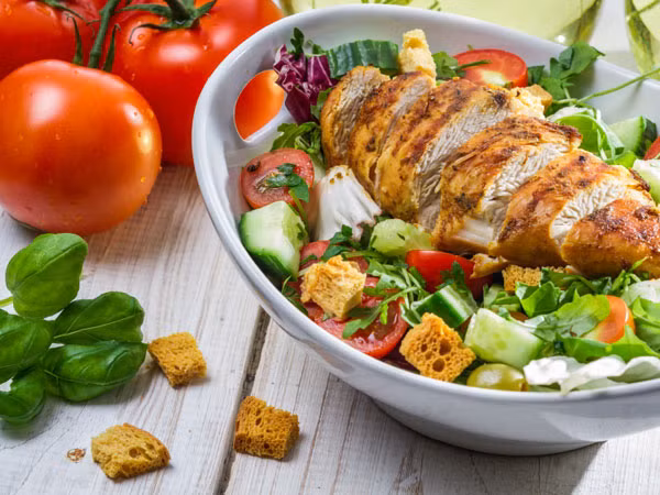 Daily Mail cho rằng, các chế độ ăn kiêng bao gồm cả loại bỏ hoàn toàn carbs, ăn chay hoặc chỉ ăn súp bắp cải đều có thể làm vòng 1 nhỏ đi. Chế độ ăn uống và lối sống thiếu cân bằng khiến cơ làm suy yếu chu kỳ chuyển hóa chất béo và estrogen trong cơ thể. 