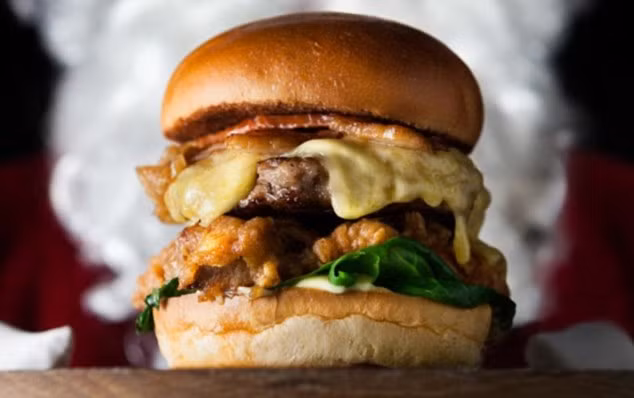 Hãy tránh xa “thức ăn rác” có mức dinh dưỡng thấp nhưng có nhiều chất không tốt cho sự phát triển lành mạnh của cơ thể như đường, mỡ, chất béo và muối… Những thực phẩm này là nguyên chính khiến cơ thể béo lên. 