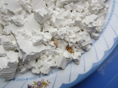 Bột sắn dây ướp hoa bưởi: Sắn dây sau khi lọc thành bột sẽ được phơi cùng vài cánh hoa bưởi để có mùi thơm dịu dàng. Không nên dùng cả bông hoa bưởi để ướp sắn dây vì nhị hoa bưởi có thể làm bột sắn dây chuyển sang màu vàng và làm bột bj đắng.