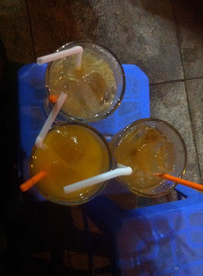 Quán cà phê trên vỉa hè Đinh Liệt, dựa lưng vào tường nhà hát Chuông Vàng là địa chỉ quen thuộc của nhiều bạn trẻ Hà Nội. Vào giờ cao điểm, quán thường xếp ghế cho khách ngồi ngay vỉa hè đoạn giao giữa Đinh Liệt và Hàng Bạc. Đồ uống ở đây khá đa dạng nhưng được yêu thích hơn cả là cà phê và nước chanh leo hạt é.