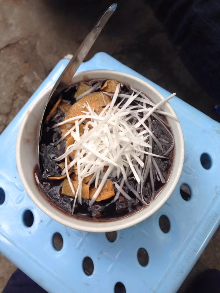 Ngoài ra, bạn còn có thể gọi thêm một số món chè nóng như chè đỗ đen, chè đỗ xanh...