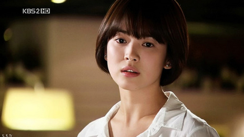 Dùng hoa bưởi đun nước gội đầu là kinh nghiệm được dân gian nhiều đời truyền lại vì hoa bưởi có tác dụng kích thích mọc tóc, giúp tóc xuôn mượt. 