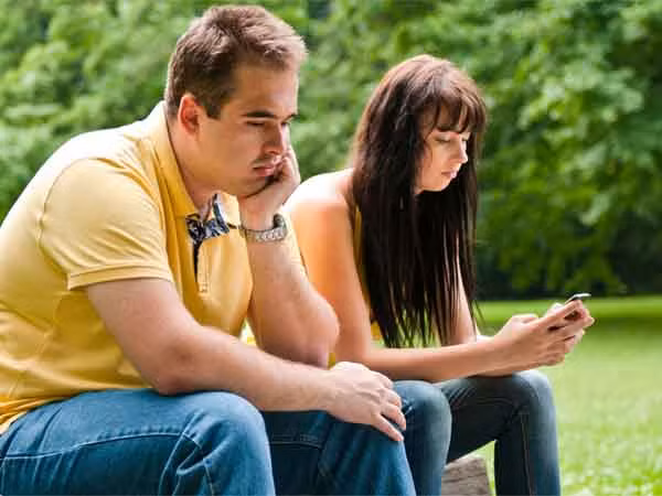 Không chỉ có điện thoại, những phương tiện giải trí như ti vi, radio, máy tính... cũng phần nào ảnh hưởng đến mối quan hệ của con cái và bố mẹ trong đời sống hiện đại.