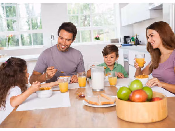 Mối quan hệ giữa con cái và bố mẹ có xu hướng trở nên căng thẳng nếu trẻ liên tục nhìn thấy bố mẹ mải mê sử dụng điện thoại trên bàn ăn.