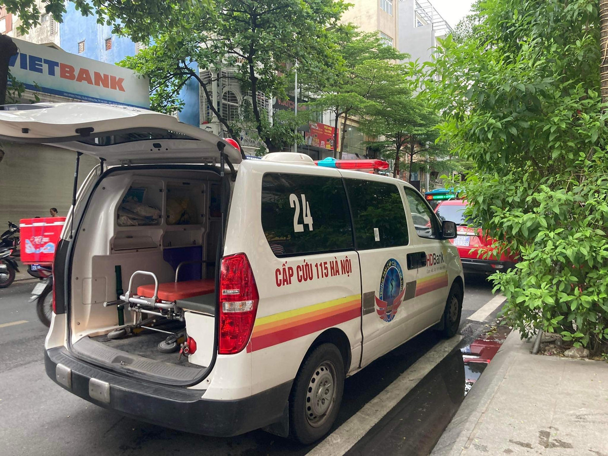 Xe cứu thương được huy động tới hiện trường vụ cháy.