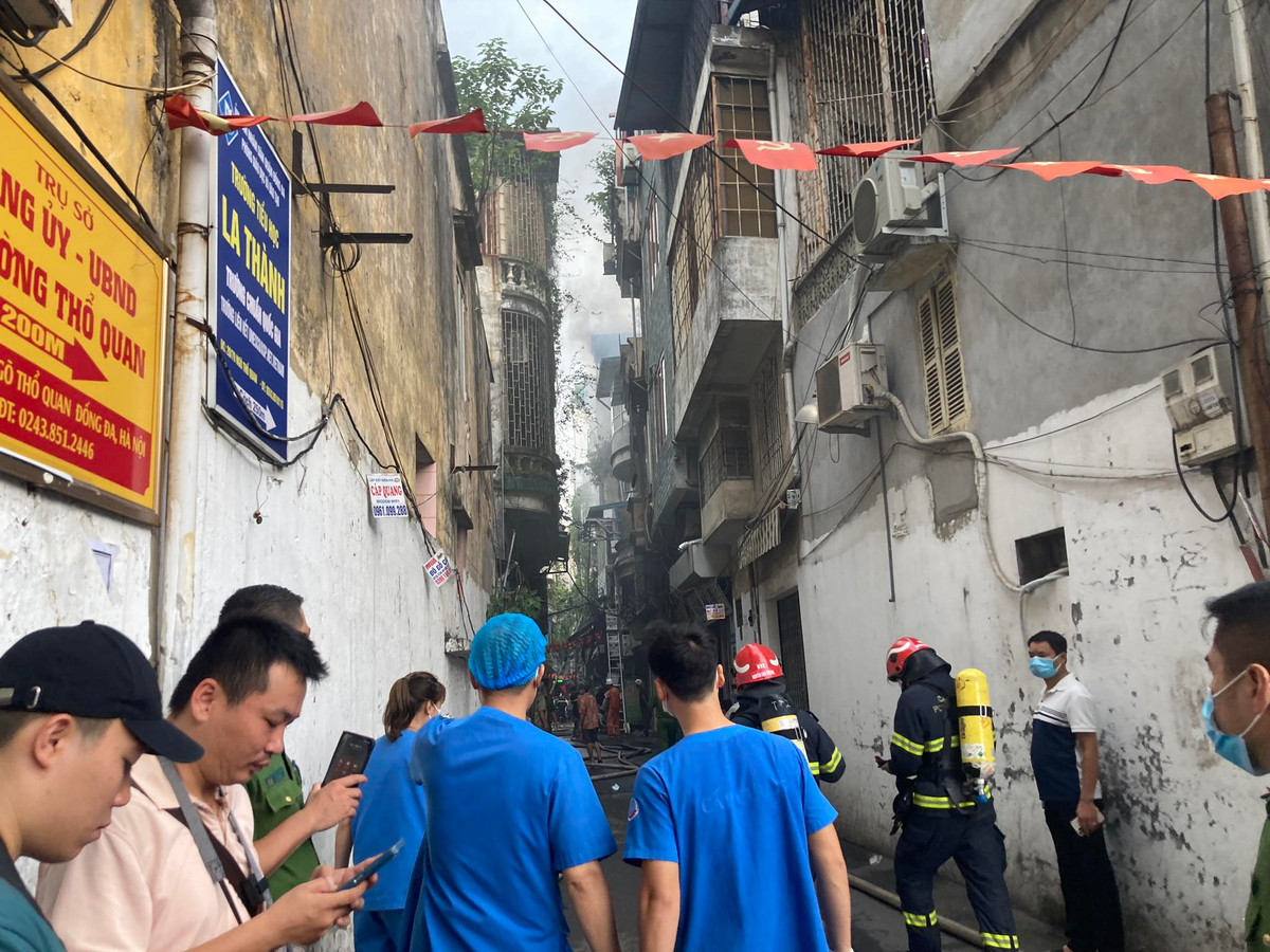 Đồng thời, Chủ tịch UBND TP Hà Nội chỉ đạo Sở Lao động, Thương binh và Xã hội, UBND quận Đống Đa khẩn trương thăm hỏi gia đình các nạn nhân, tổ chức khắc phục hậu quả, ổn định tinh thần đời sống nhân dân trong khu vực.