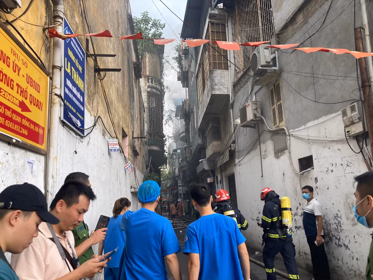 Đồng thời, Chủ tịch UBND TP Hà Nội chỉ đạo Sở Lao động, Thương binh và Xã hội, UBND quận Đống Đa khẩn trương thăm hỏi gia đình các nạn nhân, tổ chức khắc phục hậu quả, ổn định tinh thần đời sống nhân dân trong khu vực.