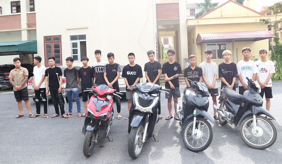 Ha Nam: Khoi to 15 doi tuong nem vo chai bia de doa nguoi di duong