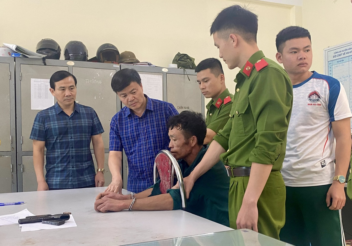 Sơn La: Bắt kẻ truy nã đặc biệt nguy hiểm luôn mang súng bên người Son La: Bat ke truy na dac biet nguy hiem luon mang sung ben nguoi