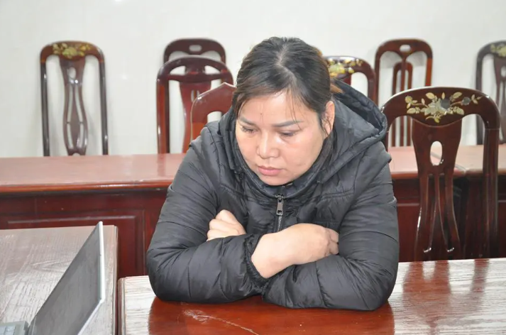  Một phụ nữ bị lừa hơn 3,3 tỷ đồng: Lê Thị Hoài (SN 1982, ở huyện Nam Trực, tỉnh Nam Định) quen biết với chị N. (SN 1976, ở Tứ Kỳ, Hải Dương). Hoài nói với chị N. mẹ mất sớm, có bố tên L. làm lãnh đạo Cấp tướng và bảo chị N. kết bạn với các tài khoản mạng xã hội của ông L để làm quen, tâm sự. Theo đó, Hoài tự lập tài khoản Facebook và Zalo đăng ký bằng số điện thoại cá nhân để kết bạn với chị N, tự giới thiệu là ông "L". Khi thấy chị N nảy sinh tình cảm với "ông L", Hoài dùng danh nghĩa ông "L" nhiều lần hỏi vay tiền chị N, tổng số lần vay khoảng hơn 3 tỷ đồng. Ngày 20/3, Hoài bị Công an Hải Dương khởi tố.