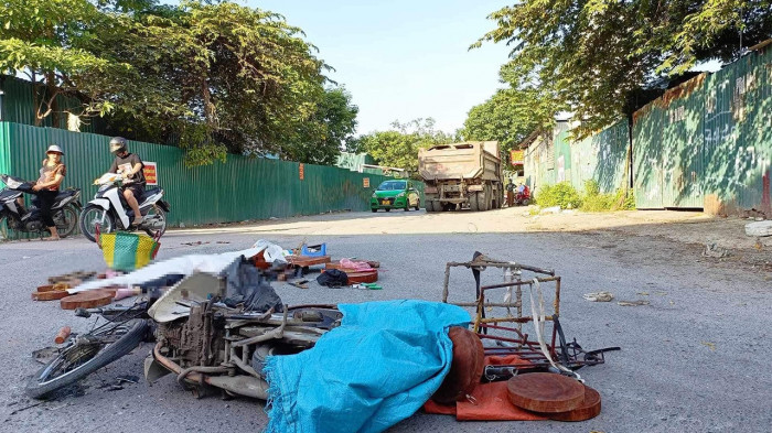 Hà Nội: Va chạm với xe tải, người phụ nữ đi xe máy tử vong Ha Noi: Va cham voi xe tai, nguoi phu nu di xe may tu vong