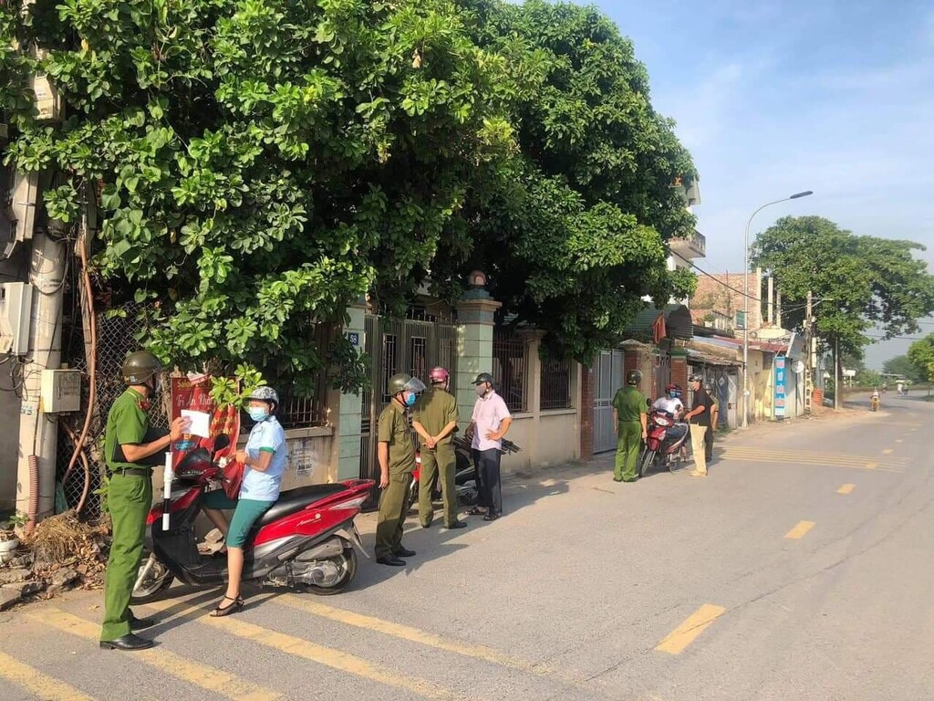 Lo con gặp chuyện chẳng lành, nửa đêm 23/10, chị T tìm đến Công an huyện Thường Tín để trình báo. Sau khi nắm bắt thông tin, xác minh sơ bộ qua gia đình, bạn bè của H, các điều tra viên có linh cảm đây không phải vụ mất tích bình thường. Lần theo hành trình thường ngày của H, công an được biết tan học, H bắt xe buýt về nhà cùng hai người bạn học. Tuy nhiên, hai người bạn đã xuống trước nên không chắc H kết thúc hành trình ở địa điểm nào. (Ảnh minh họa, nguồn Internet)