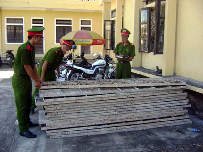 Người mua xe đạp điện khai nhận tối 23/10 có đối tượng tên Trung (trú tại Thường Tín) đem xe đến bán. Sau một hồi kỳ kèo, Trung chấp nhận giá 2 triệu 800 nghìn đồng. Còn người mua chiếc điện thoại cho hay, đối tượng Trung mang đến bán với giá rất rẻ. Tập trung khai thác nhân thân Trung, công an được biết đây là đối tượng nghiện ma túy, không công ăn việc làm ổn định, có tiền án, tiền sự. Đặc biệt, Trung cũng là một trong hai kẻ gây ra vụ trộm cốp – pha vào chiều 23/10 ở khu vực đê sông Nhuệ, gần với nơi cháu H nghi mất tích. (Ảnh minh họa, nguồn Internet)