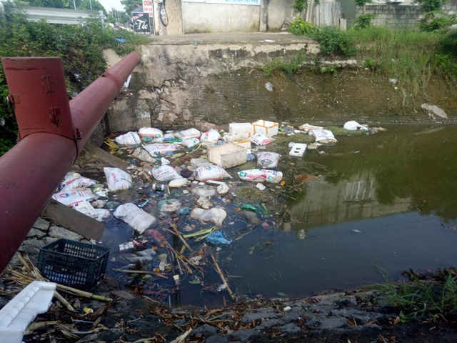 Khảo sát tuyến đường trên, điều tra viên nhận thấy để về nhà, cháu H phải đi qua đoạn đê vắng chạy dọc sông Nhuệ. Tìm kiếm khắp các địa điểm trên cung đường trở về nhà của cô gái, tại mương nước ở thôn Yên Phú (xã Văn Phú, Thường Tín), công an tìm thấy chiếc cặp sách được xác nhận là của cháu H. (Ảnh minh họa, nguồn Internet) 